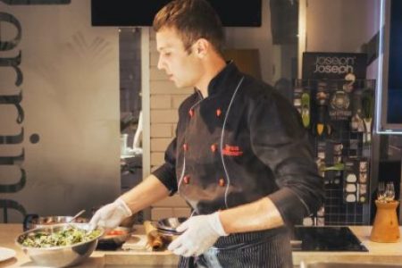 Chef.in_.commercial.kitchen (1) Chef.in_.commercial.kitchen (1)